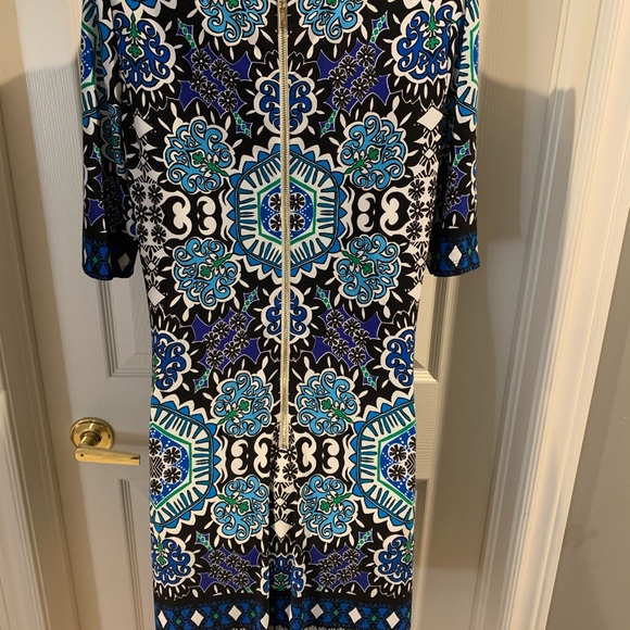 Mixed color dress. - Picture 2 of 2